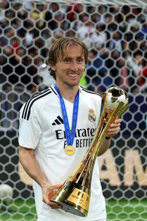 包含巴萨力克AC米兰，莫德里奇梅开二度欧冠的词条